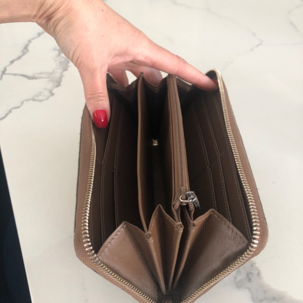 Authentic Gucci Wallet - Picture 7 of 7
